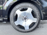 19インチアルミホイール(R19)・AIRMATICサスペンション