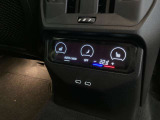 運転中にもオーディオの音量やFMの切り替えなどステアリングでの操作で切り替え可能なため、ステアリングから手を放す必要がない為、運転中でも操作が簡単でございます。