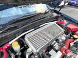 【STIタワーバー】お車の剛性を高めるタワーバーを装備。よりスムーズなコーナリング走行が可能となり、走りも楽しめます。
