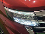 対象物が見やすく白く明るい光で夜間走行をサポートするフルLEDヘッドランプ(ロー/ハイビームオートレベリング機能付き・クリアランスランプ・ポジション・ターン付)を搭載