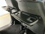運転席と助手席のシートの裏に収納式のテーブルが装備されています。休憩時のちょっとした小物置きに使えてとっても便利ですね♪
