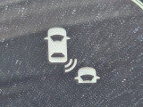 斜め後ろの死角にいる車両の存在を光って知らせてくれる機能です。車線変更時の安全運転をスマートにサポートいたします。