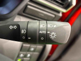 周りの明るさに応じて点灯するオートライト。ワンタッチターンシグナル機能付き方向指示器になっています。レバーはターン位置で固定されず、手を離すと元の位置に戻ります。