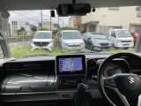 メーターのデザインやカーキの配色がアウトドア気分をかき立てるインパネです。