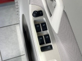 【電動格納ミラー】サイドミラーは電動格納式となっており、狭い駐車場でもキズがつくリスクを抑えられます。