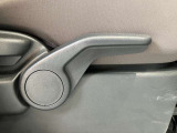 運転席はご自身の適切な運転ポジションへ移動可能なラチェットが付いております。