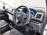 ◆視界広々で非常に運転しやすくロングドライブでも疲れを感じさせないすっきりとまとまったインパネ周りです。