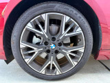 BMW純正アルミホイールです。納車時にはアルミホイールコーティングも承っております!是非ご検討下さいませ。