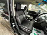 フロントシートです。運転席には8ウェイパワーシートが装備されております。大きな擦れ等が無く車内にタバコ臭のような嫌な臭いも無く綺麗状態です。