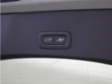 テールゲートには、スイッチ一つで開閉可能な電動開閉機能を装備。また、リアバンパーの下で足を動かすだけで開閉できる、ハンズフリー・オープニング/クロージング機構も搭載しています。
