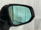 隣車線を走る車両をレーダーで検知し、ドアミラーでは確認しにくい後側方エリアに存在する車両に加え、急接近してくる車両も検知します。車両を検知するとドアミラーに搭載されたLEDインジケーターが点灯します。