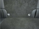 ◆シートバックテーブル◆フロントシートの背面に後席用のテーブルがついています。小物が置けて!カップホルダーもあります、ドライブ中や休憩時にも便利なテーブルです。