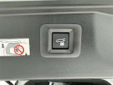 電動式バックドアです。 荷物を持ったままでもボタン一つで自動的に開け閉めできるので便利ですよ。 挟み込み防止機能も付いていますのでお子様の手や荷物を挟み込むのを防いでくれますよ。