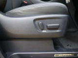 パワーシート搭載。微妙な調整が手軽にでき、ピッタリのポジションで運転することが可能です。