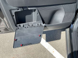 助手席ドアトリムに車検証ブック入れを装備