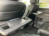 ドリンクホルダー付きシートバックテーブルです。