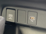 USBジャック搭載しております。純正ナビと連動しているため、接続機器の充電をするとともに音楽再生も可能です!お気に入りのプレイリストを再生して楽しくドライブできますよ!