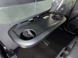【シートバックテーブル】折り畳み式のテーブルです☆ドリンクホルダー付きで使いやすい!