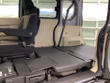 シートアレンジで車中泊仕様にも早変わり!!レバー操作だけで簡単です。マルチボードを使えば2人での車中泊も可能です!マルチボードは純正アクセサリーで別途販売可能。詳しくわスタッフまで。