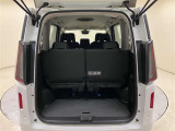 バックドアを開けると荷室スペースです!