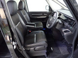 セパレートシートの採用で後席への移動ができます。運転席には高さ調整ができるシートハイトアジャスター機能が付いています。これなら小柄な方にも大柄な方にも自分にぴったりの運転姿勢がとれますね。