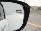BSI 車線変更をするとき、隣車線に車両がいつときに運転者が車線変更を開始した場合、警報とともに車両をもとの車線ないに戻す方向に力を発生させ、隣接車両との接触を回避するよう支援するシステムです。