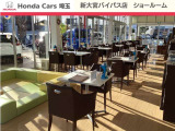 当店ショールーム入口の反対側からの風景です。ガラス張りの明るいショールームになっております。バリアフリーの床ですので、車いすでのご来店も可能です。ご家族様向けにキッズコーナーもご用意しております。