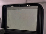 後席にお乗りの方が眩しくないように日差しを軽減する格納式リヤドアサンシェードが付いてます