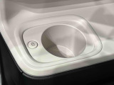助手席側にも(前席/掘り込み式)ホットカップホルダー☆保温付で温活が車内でも実現♪600mlのペットボトルまで対応しておりスイッチ1つで温かい飲み物は保温を、冷たい飲み物は常温にしてくれます