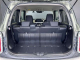 広々とした荷室。後席を倒さなくても十分な収納スペースを確保しています。