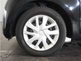 ◆純正ホイール装着車◆シンプルなデザインのホイールキャップ付きです。