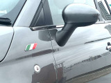 フェンダーにはイタリア国旗カラーのバッジを装着