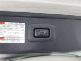 電動式バックドアです。 荷物を持ったままでもボタン一つで自動的に開け閉めできるので便利ですよ。 挟み込み防止機能も付いていますのでお子様の手や荷物を挟み込むのを防いでくれますよ。