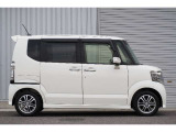 【スライドドア】年々増え続けているスライドドア。狭いスペースでも、隣の車を気にせず開閉できます。どんな場所でもドアを十分に大きく開くことが出来るので乗り降りや荷物を載せるのに便利です!