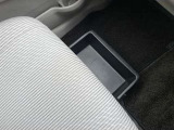 助手席下に小物入れあります。MAX2kgまで入れられます