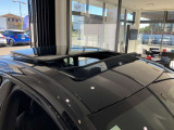 【サンルーフ】サンルーフ装備車両のため、車内の空気の入替も可能です。天井が広く、明るく見えるため、同じ車内のサイズでも開放感があり広く見えます。