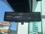 【デジタルインナーミラー】車両後方カメラの映像をルームミラーに映すことが出来ます。 そのため、後席に人や荷物があって後方が見えづらい場合でもしっかり視界を確保することが出来ます。