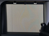 強い日差しを和らげるリヤサンシェード付