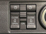 両側パワースライドドアウェルカムオープン機能 降車時にスイッチで予約しておけば、乗車時に電子カードキーを持ってクルマに近づくだけでパワースライドドアが自動でオープン♪