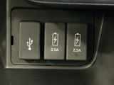 スマートフォンなどの充電に便利なUSBジャック。運転席からも助手席からも使いやすいです。