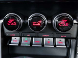 デュアルオートエアコンで運転席、助手席それぞれお好みの温度設定で快適に!