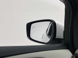 【ブラインドスポットモニター】車線変更時などに死角となる斜め後ろの車を検知できます。