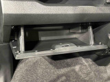 大きな荷物を収納できる、便利な助手席グローブボックス