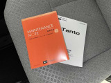 メンテナンスノート、取扱説明書です。 その車の整備記録が事細やかに記録されています。 車が生まれてから今までどのような道を歩んできたのか判るとても重要な物ですよ。