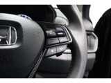 Hondaセンシングの機能のひとつ、アダプティブクルーズコントロール付!アクセルから足を離しても設定したスピードと前車との車間を保ち走行してくれます!車線維持もアシスト☆高速道路で疲労軽減ですね☆