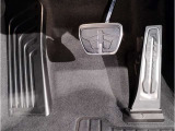 BMWはオルガン式アクセルペダルを採用しています。踏み込む足とペダルが同じ軌跡を描くため、かかとがずれにくく、アクセルコントロールがよりしやすくなるメリットがあります。