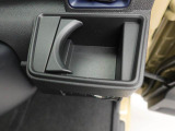 カップホルダーは運転席や助手席からちょうど手の届く位置です!!
