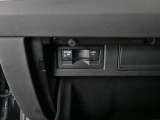 ETCユニットがグローブBOX内に収まっています。