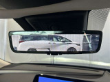 後方に設置したカメラの映像をルームミラー内に映し出す事ができます。後ろに人や荷物を載せていても後方が確認できて便利ですね♪