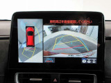 【パノラマミックビューモニター】は車両を真上から見たような広範囲の映像を表示し、安全運転をサポートしてくれます